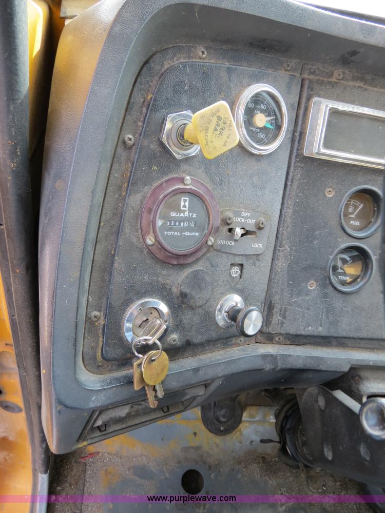 image for item B4628 1995 Ford 8000 nurse truck