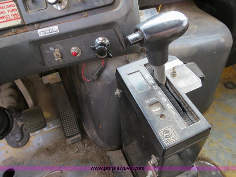 image for item B4628 1995 Ford 8000 nurse truck