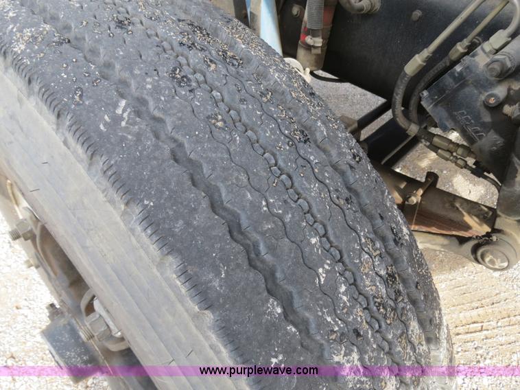 image for item B4628 1995 Ford 8000 nurse truck