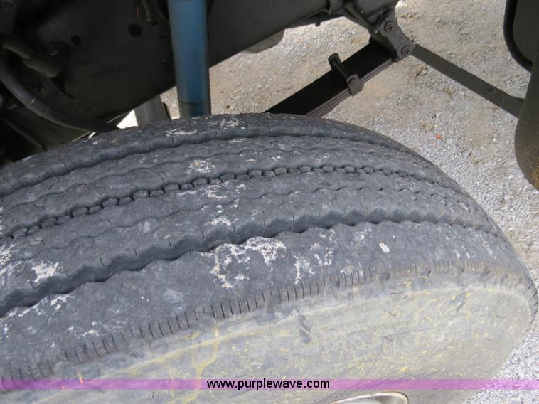 image for item B4628 1995 Ford 8000 nurse truck