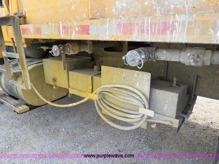 image for item B4628 1995 Ford 8000 nurse truck