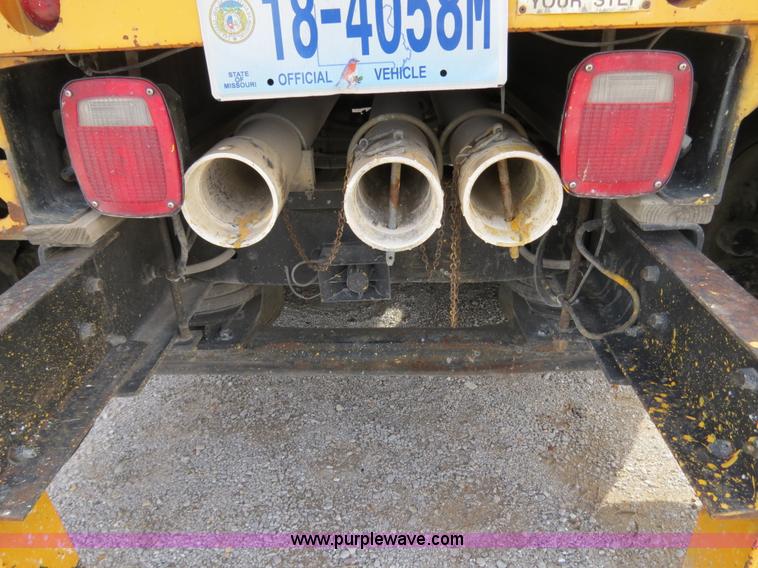 image for item B4628 1995 Ford 8000 nurse truck