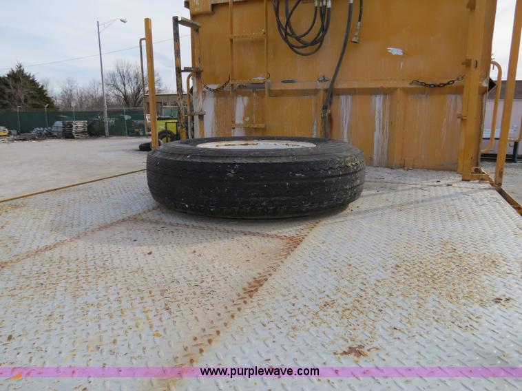 image for item B4628 1995 Ford 8000 nurse truck