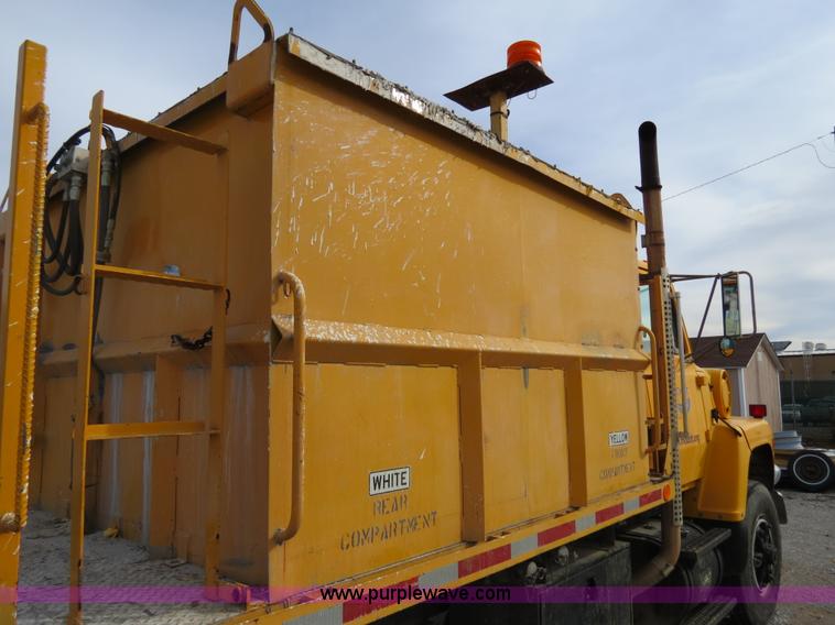 image for item B4628 1995 Ford 8000 nurse truck