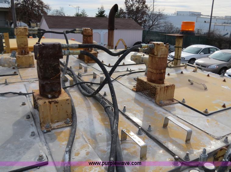 image for item B4628 1995 Ford 8000 nurse truck