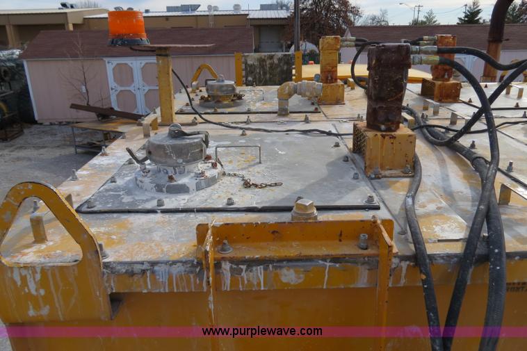 image for item B4628 1995 Ford 8000 nurse truck