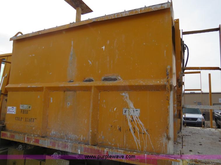 image for item B4628 1995 Ford 8000 nurse truck