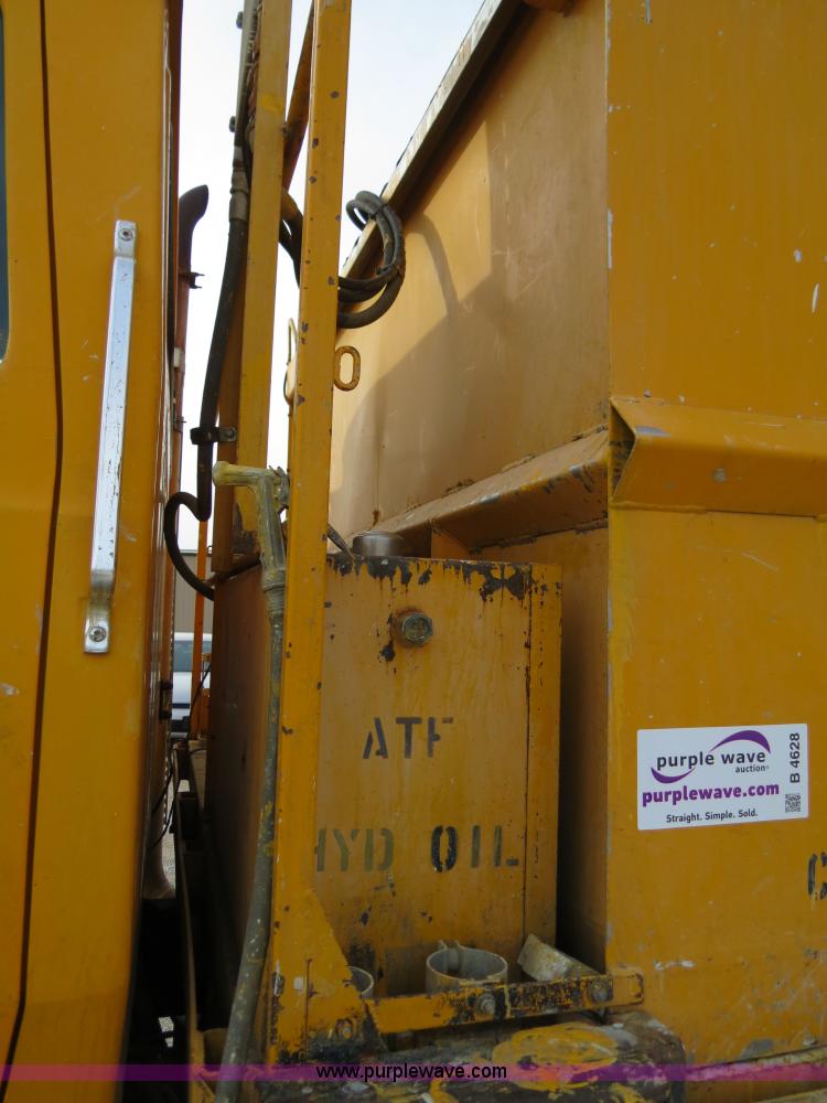 image for item B4628 1995 Ford 8000 nurse truck