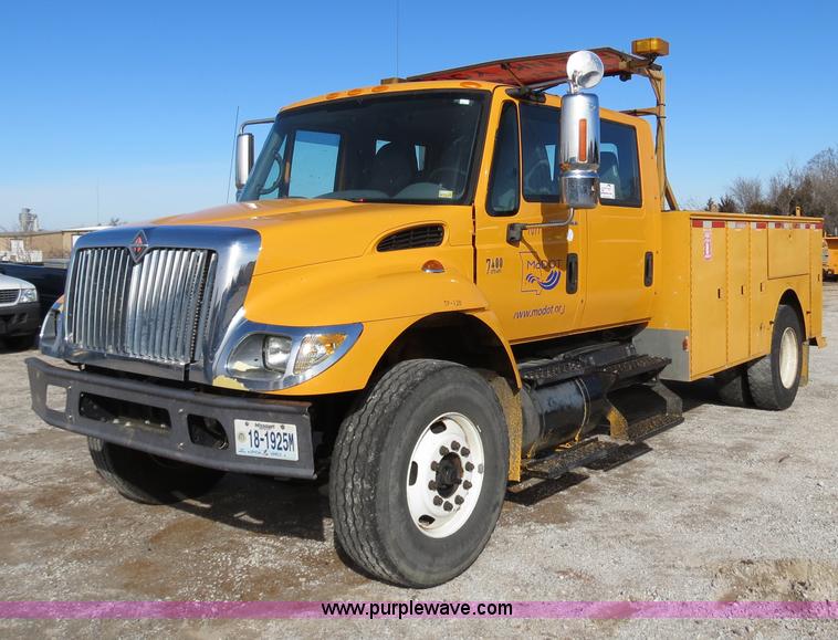 image for item B4633 2003 International 7400 CrewCab service truck