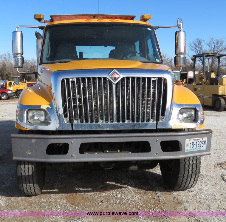 image for item B4633 2003 International 7400 CrewCab service truck