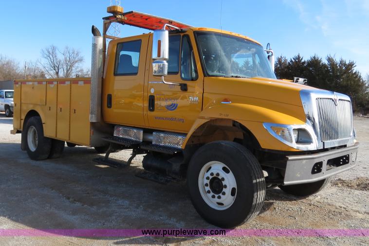 image for item B4633 2003 International 7400 CrewCab service truck