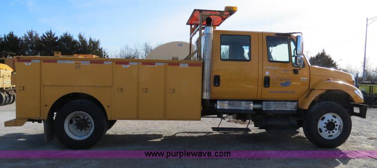 image for item B4633 2003 International 7400 CrewCab service truck