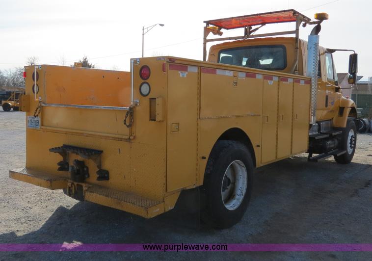 image for item B4633 2003 International 7400 CrewCab service truck