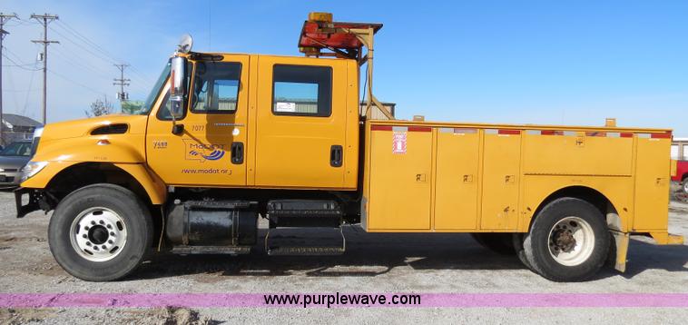 image for item B4633 2003 International 7400 CrewCab service truck