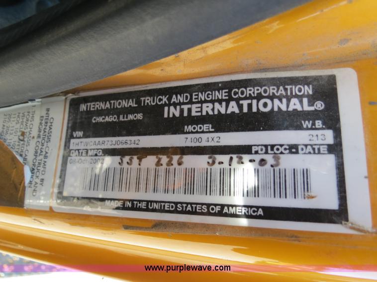 image for item B4633 2003 International 7400 CrewCab service truck