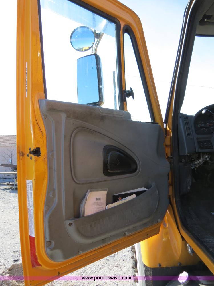 image for item B4633 2003 International 7400 CrewCab service truck