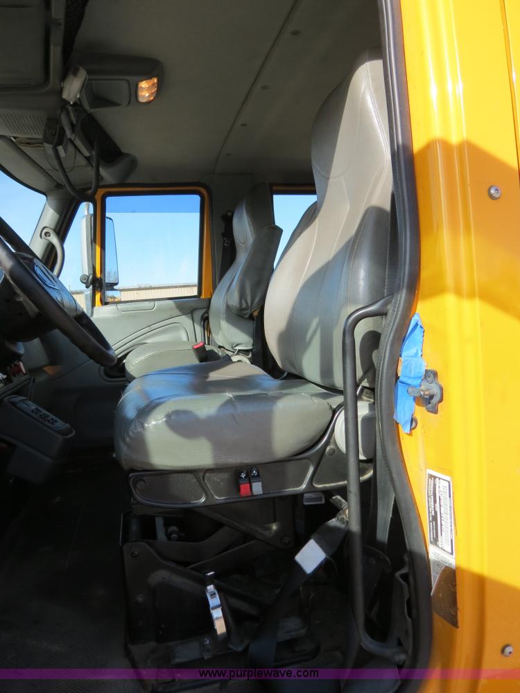 image for item B4633 2003 International 7400 CrewCab service truck