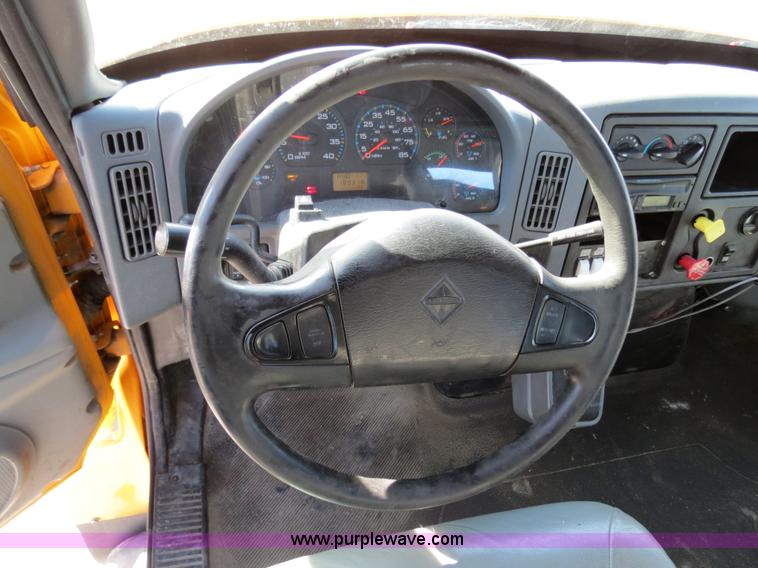 image for item B4633 2003 International 7400 CrewCab service truck