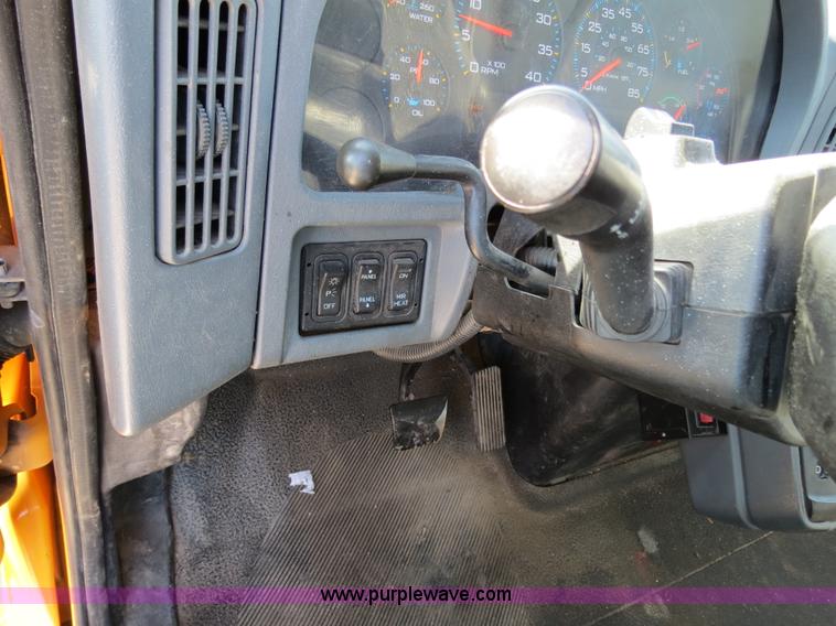 image for item B4633 2003 International 7400 CrewCab service truck