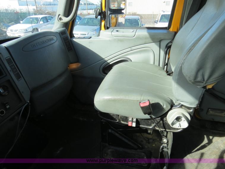 image for item B4633 2003 International 7400 CrewCab service truck