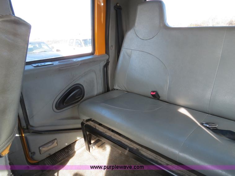 image for item B4633 2003 International 7400 CrewCab service truck