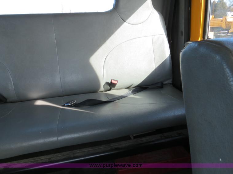 image for item B4633 2003 International 7400 CrewCab service truck