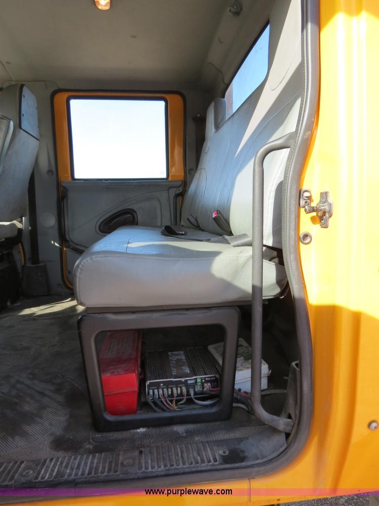 image for item B4633 2003 International 7400 CrewCab service truck