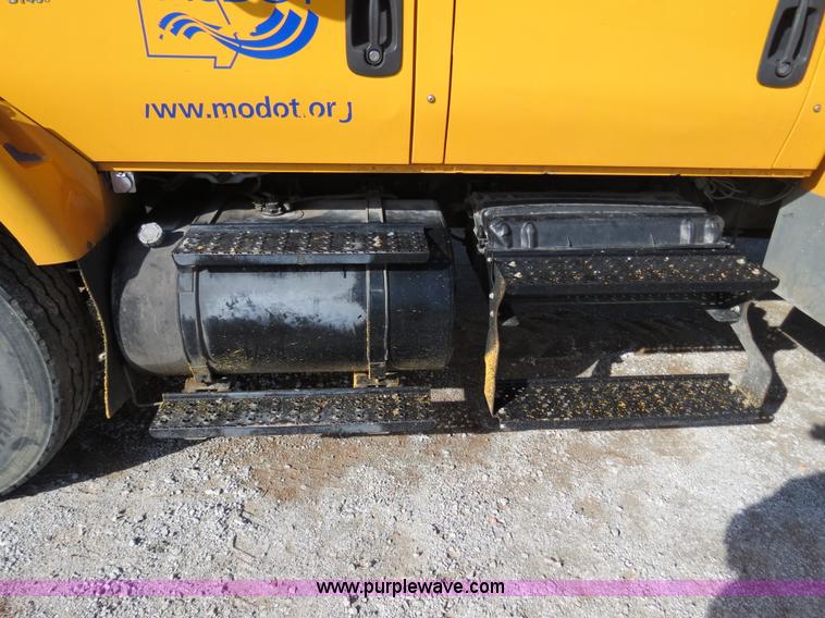 image for item B4633 2003 International 7400 CrewCab service truck