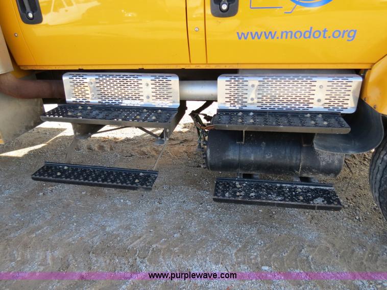 image for item B4633 2003 International 7400 CrewCab service truck