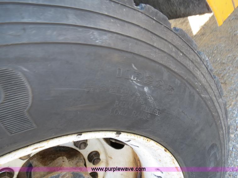 image for item B4633 2003 International 7400 CrewCab service truck