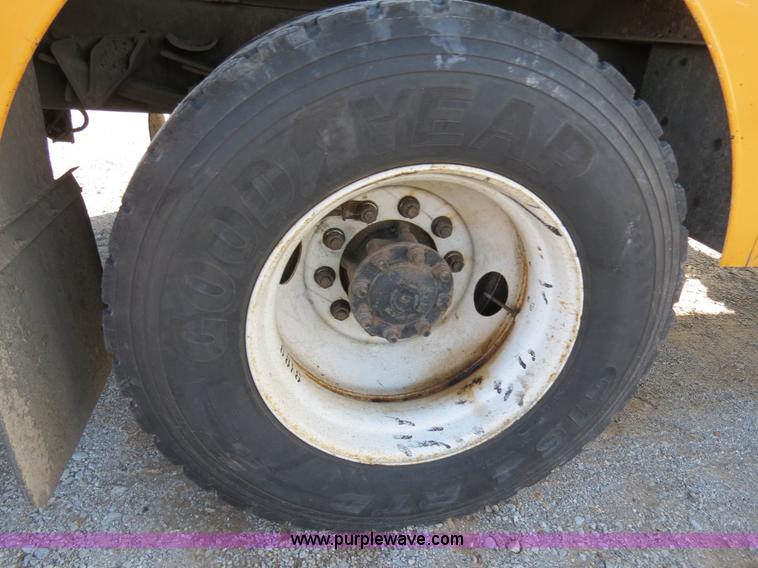 image for item B4633 2003 International 7400 CrewCab service truck