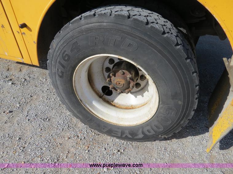 image for item B4633 2003 International 7400 CrewCab service truck