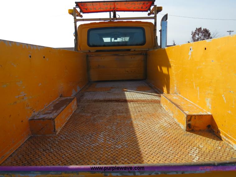 image for item B4633 2003 International 7400 CrewCab service truck