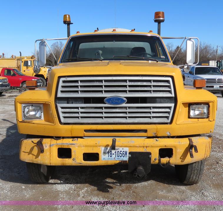 image for item B4635 1991 Ford F800 oil distributor truck
