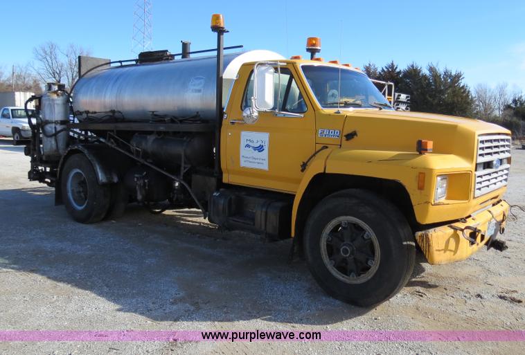 image for item B4635 1991 Ford F800 oil distributor truck