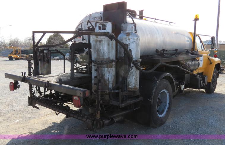 image for item B4635 1991 Ford F800 oil distributor truck