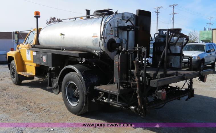 image for item B4635 1991 Ford F800 oil distributor truck