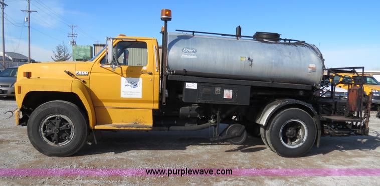 image for item B4635 1991 Ford F800 oil distributor truck