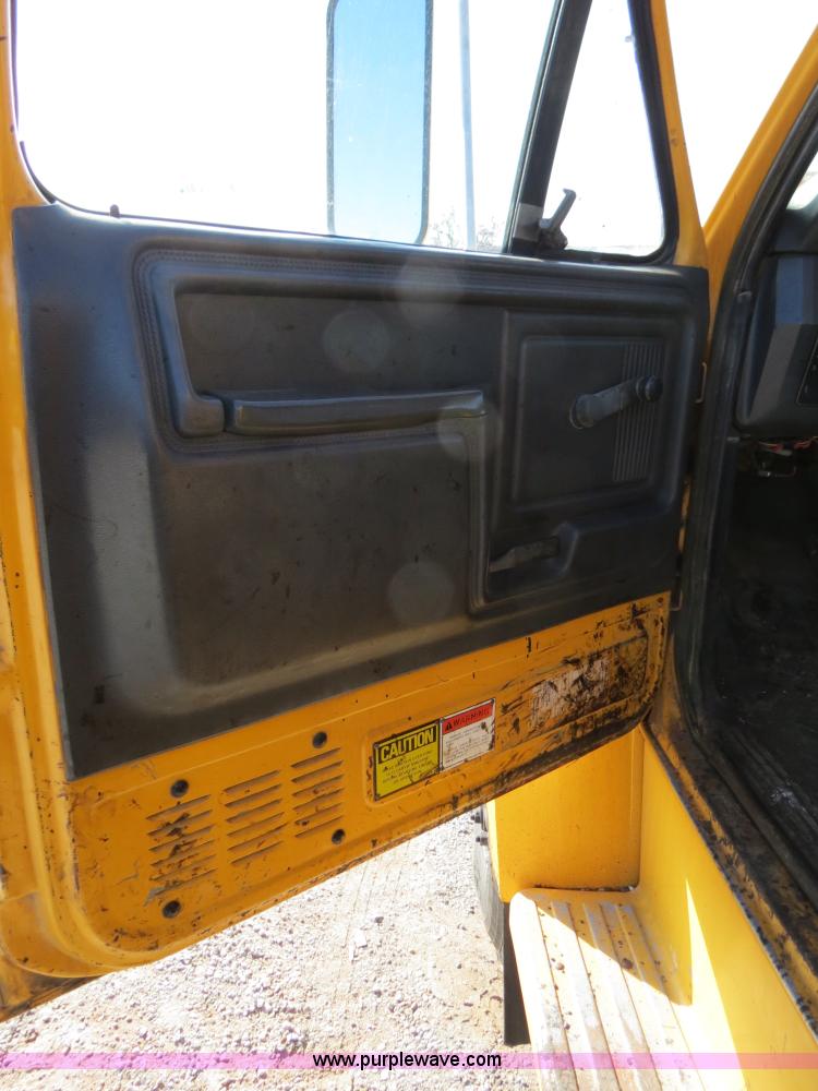 image for item B4635 1991 Ford F800 oil distributor truck