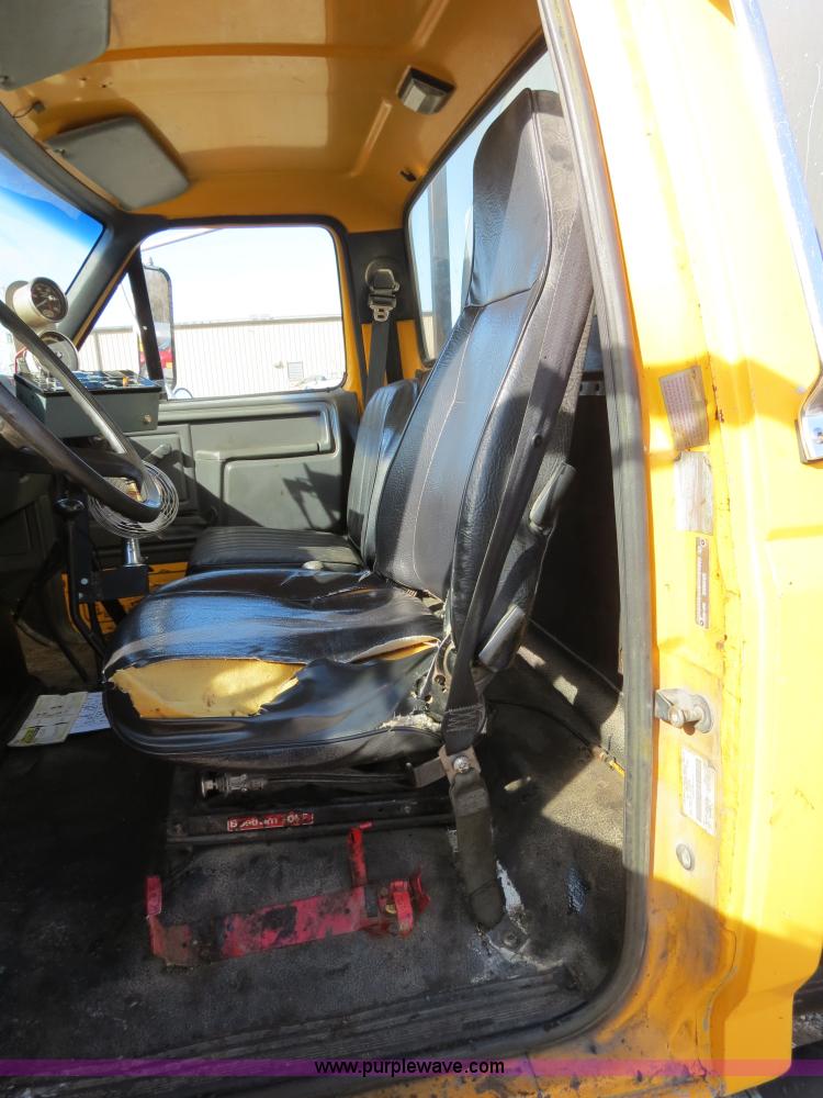 image for item B4635 1991 Ford F800 oil distributor truck