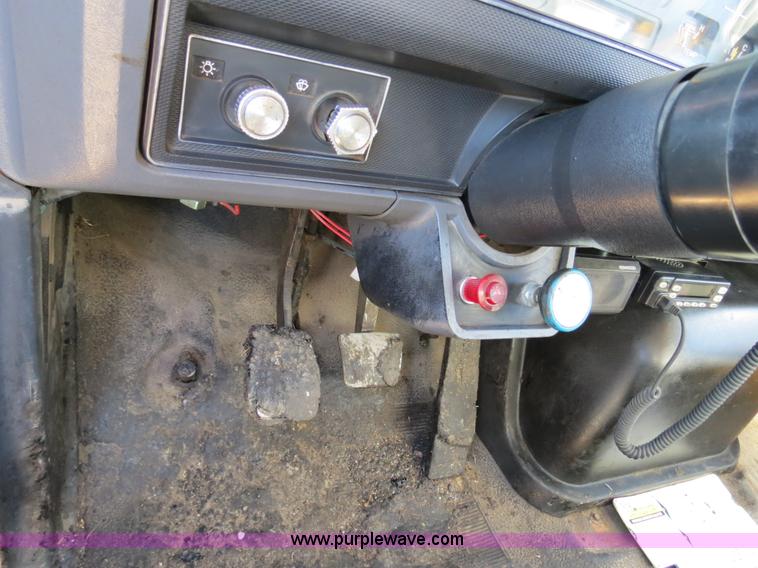 image for item B4635 1991 Ford F800 oil distributor truck