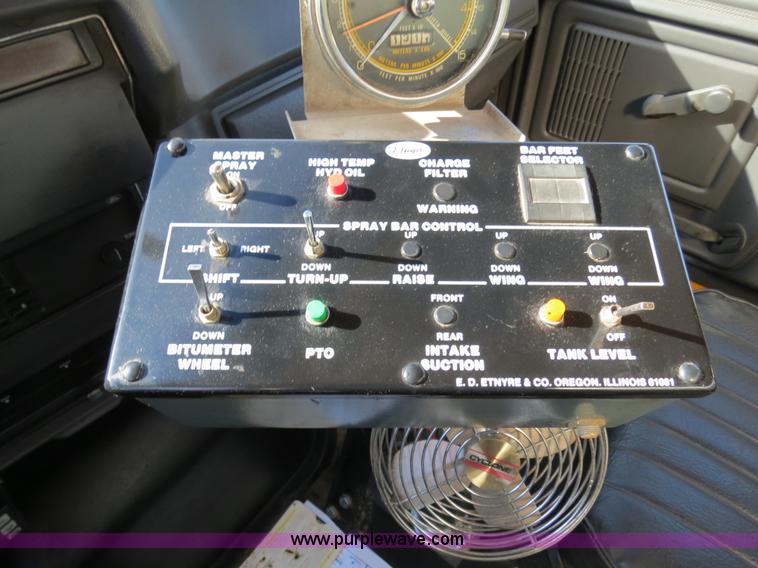 image for item B4635 1991 Ford F800 oil distributor truck