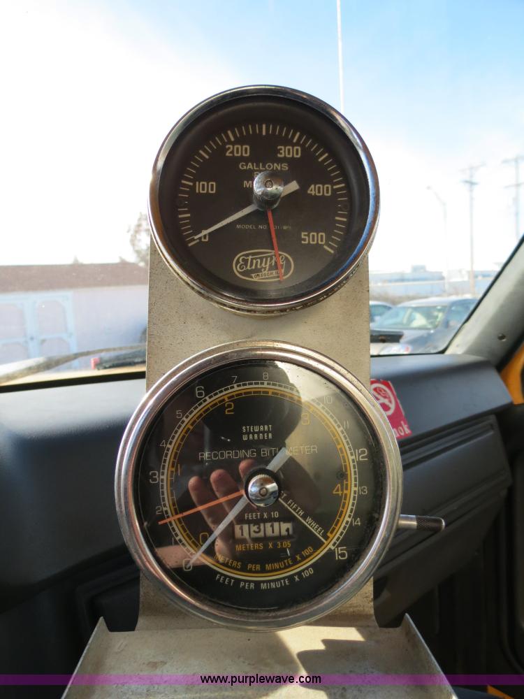 image for item B4635 1991 Ford F800 oil distributor truck