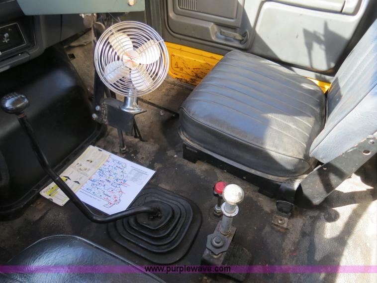 image for item B4635 1991 Ford F800 oil distributor truck