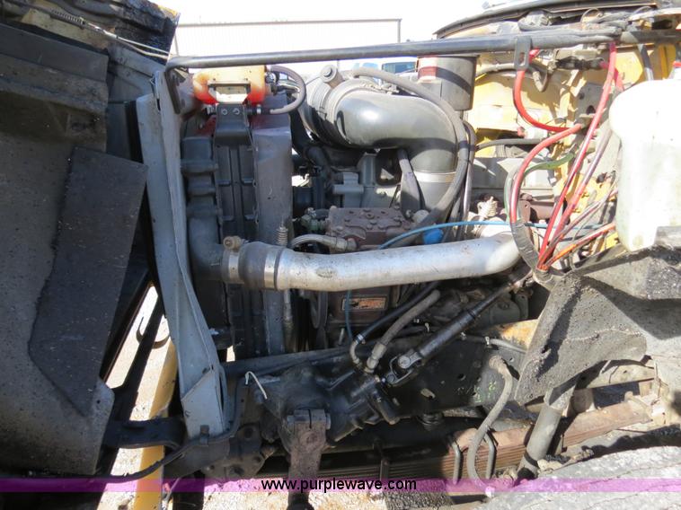 image for item B4635 1991 Ford F800 oil distributor truck