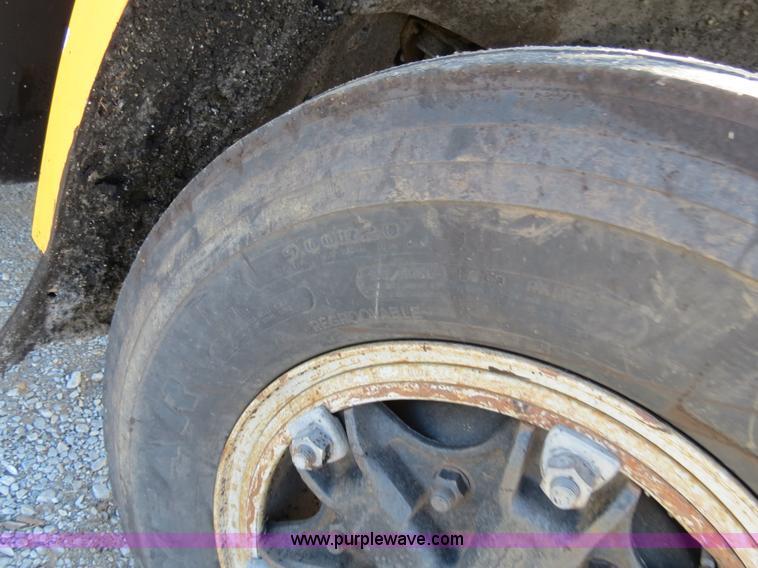 image for item B4635 1991 Ford F800 oil distributor truck