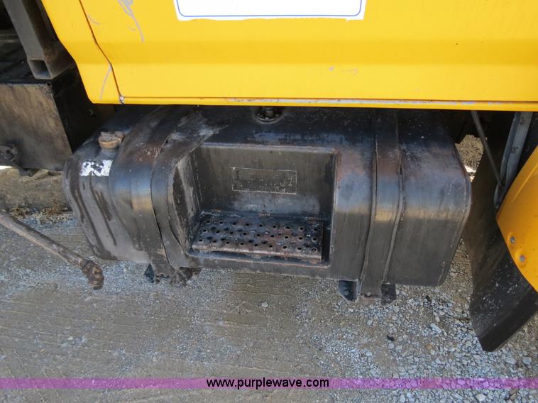 image for item B4635 1991 Ford F800 oil distributor truck