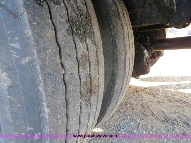 image for item B4635 1991 Ford F800 oil distributor truck