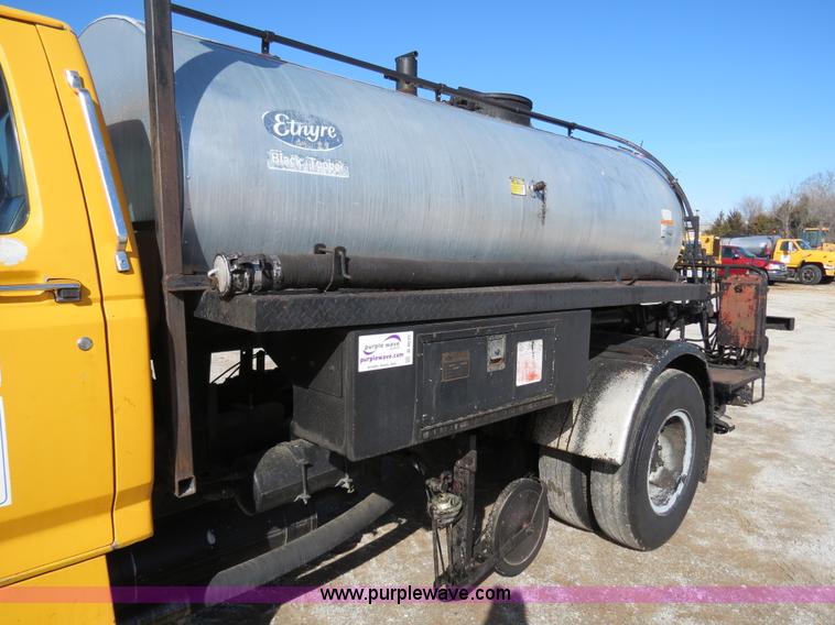 image for item B4635 1991 Ford F800 oil distributor truck