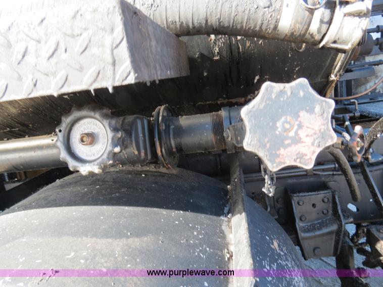 image for item B4635 1991 Ford F800 oil distributor truck